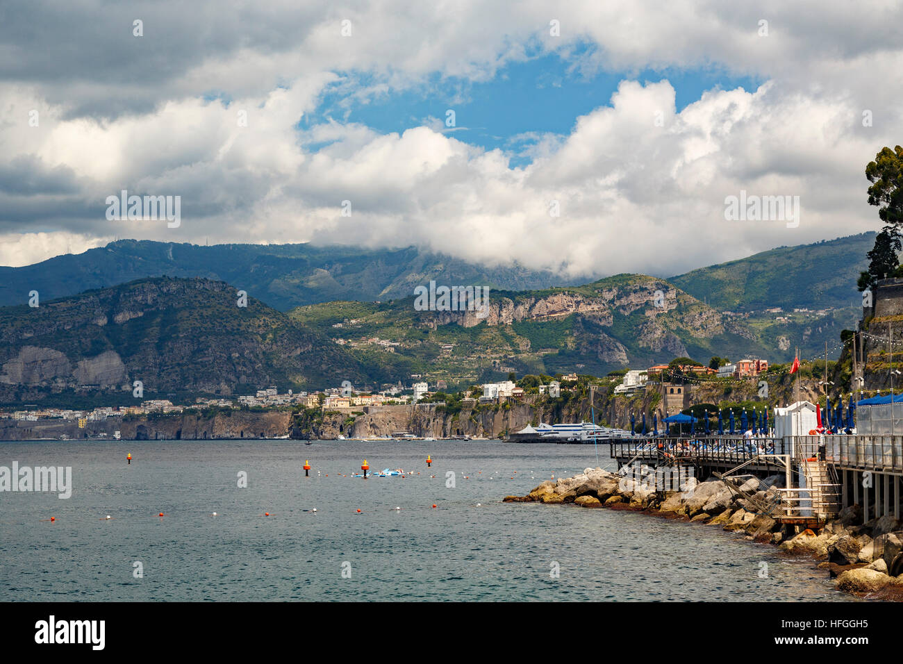 Der Blick entlang der Amalfi-Küste in Sorrent, Kampanien, Süditalien. Stockfoto