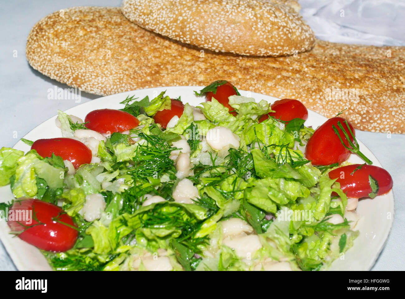 Saubere Montag Lebensmittel - Bohnensalat mit dem griechischen Brot lagana Stockfoto