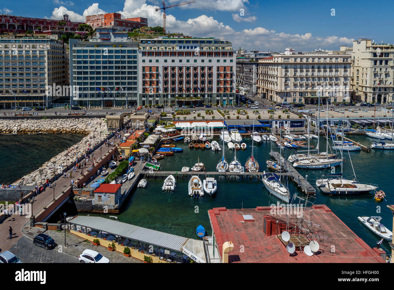 Blick über die Bucht von Neapel und Marina Liegeplätze von Castel Ovo, Neapel, Kampanien, Italien. Stockfoto