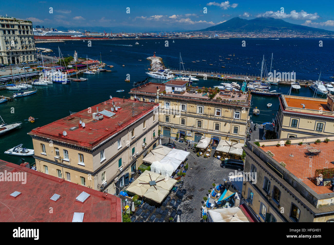 Blick über die Bucht von Neapel auf den Vesuv von Castel Ovo, Neapel, Kampanien, Italien. Stockfoto