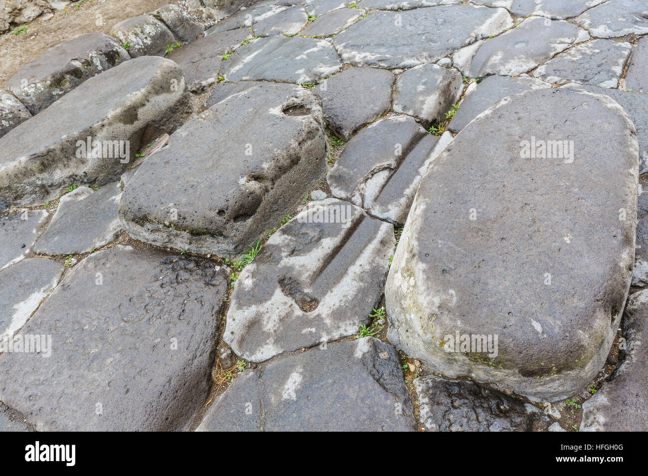 Fahrbahn Trittsteine mit Lücken für Pferdefuhrwerke, Pompeji, Süditalien. Stockfoto