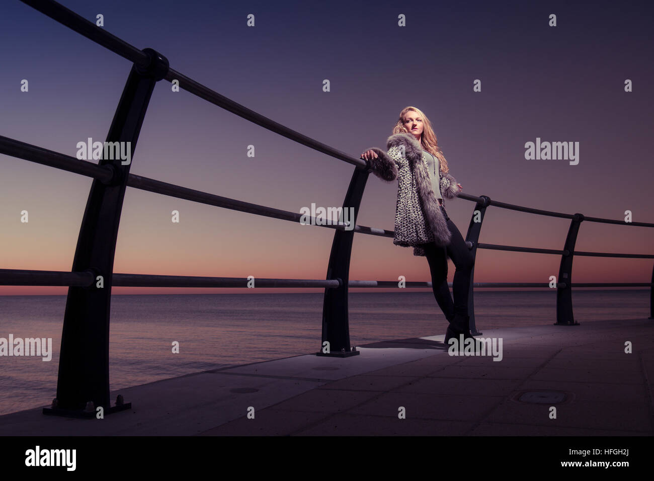 Weibliche pose posiert modellierung Stockfotos und -bilder Kaufen - Alamy