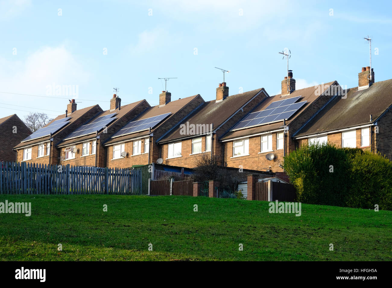 Solarzellen auf einer Häuserzeile der 1950er Jahre in Wales Stockfoto