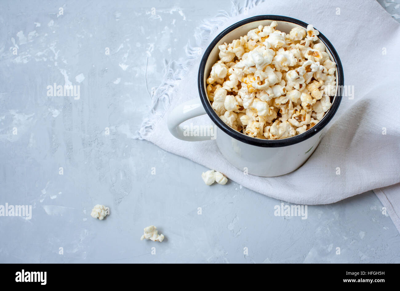 Süßen Karamell Popcorn in einem großen eisernen Kreis auf die konkrete grauen Hintergrund. Stockfoto