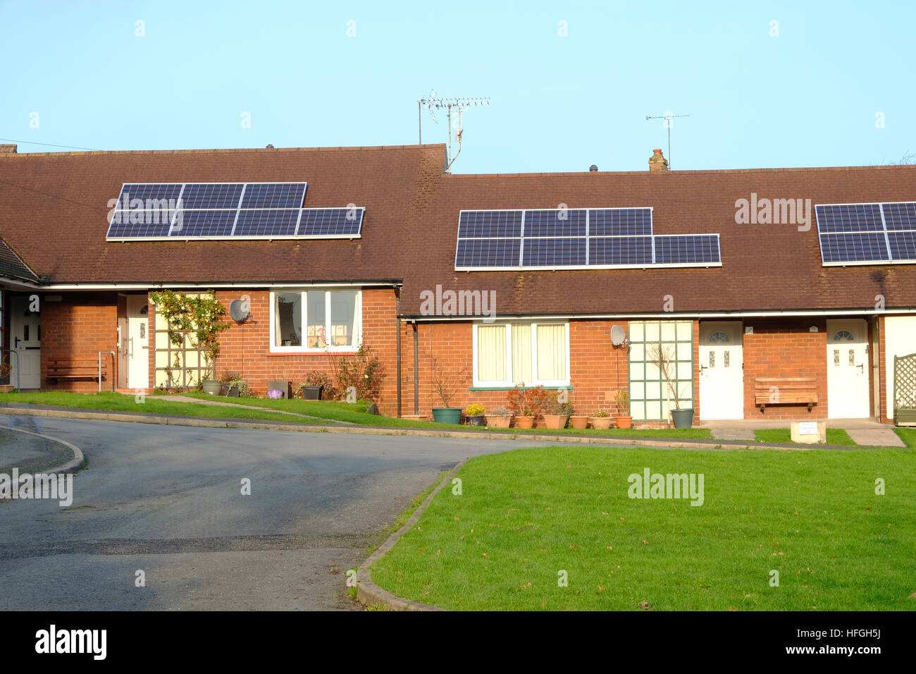 Solarzellen auf einer Häuserzeile Stockfoto