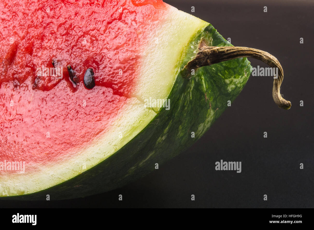 ein Viertel der eine Reife Wassermelone auf schwarzem Hintergrund Stockfoto