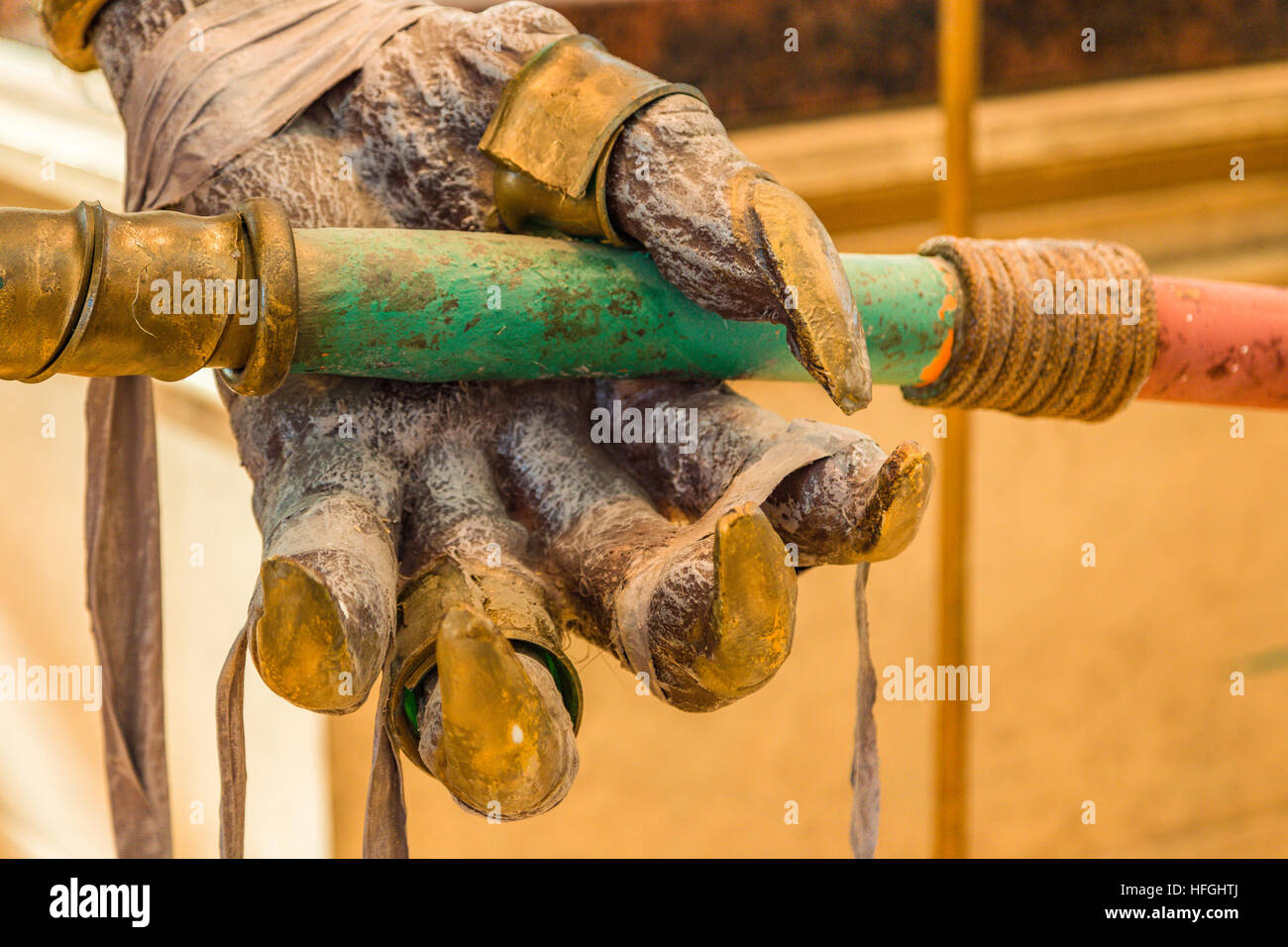 Horror Film Mama, Detail von Hand mit gebogenen Fingern mit langen Krallen hält Speer Stockfoto