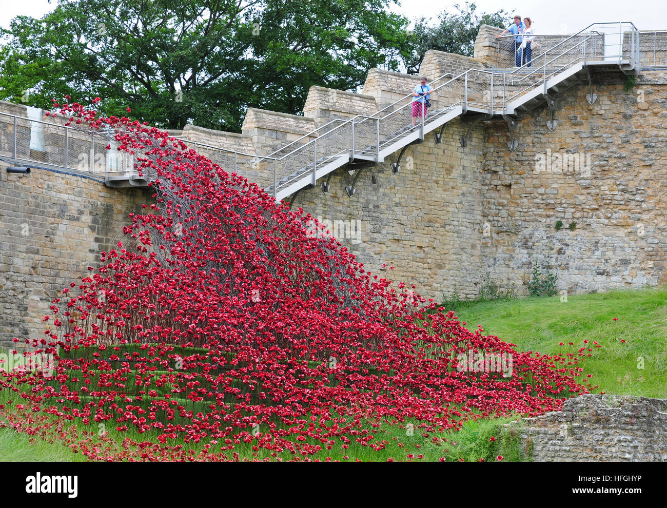 Die Mohnblume Welle bei Lincoln Castle. Künstler Paul Cummins, Designer Tom Piper. Lincoln am Schloss. Burgmauern. Stockfoto
