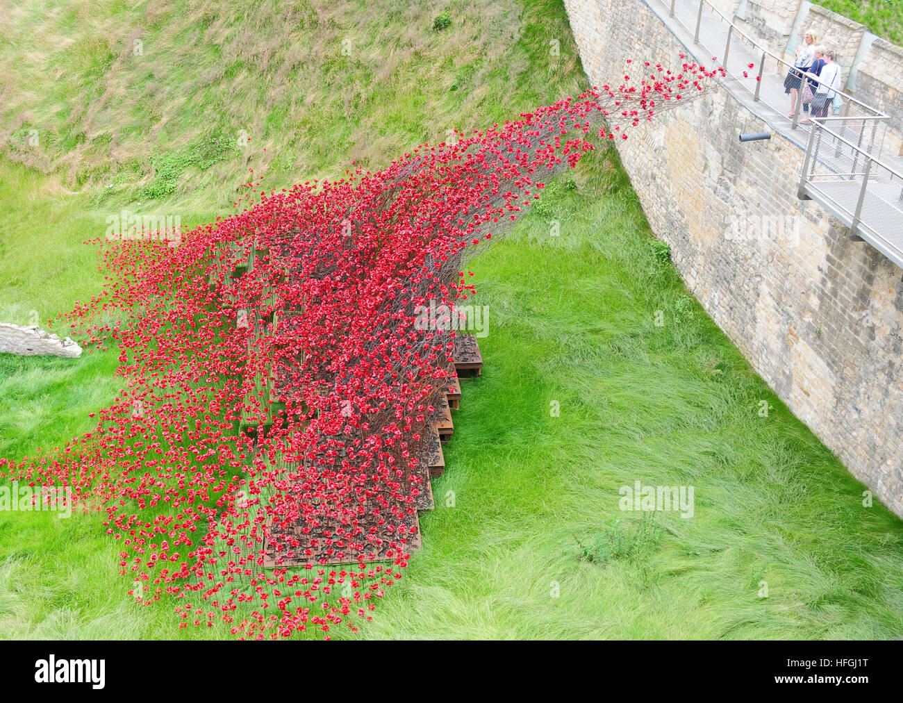 Die Poppy Welle Installation von den Burgmauern Lincoln.  Künstler Paul Cummins. Designer Tom Piper. Stockfoto