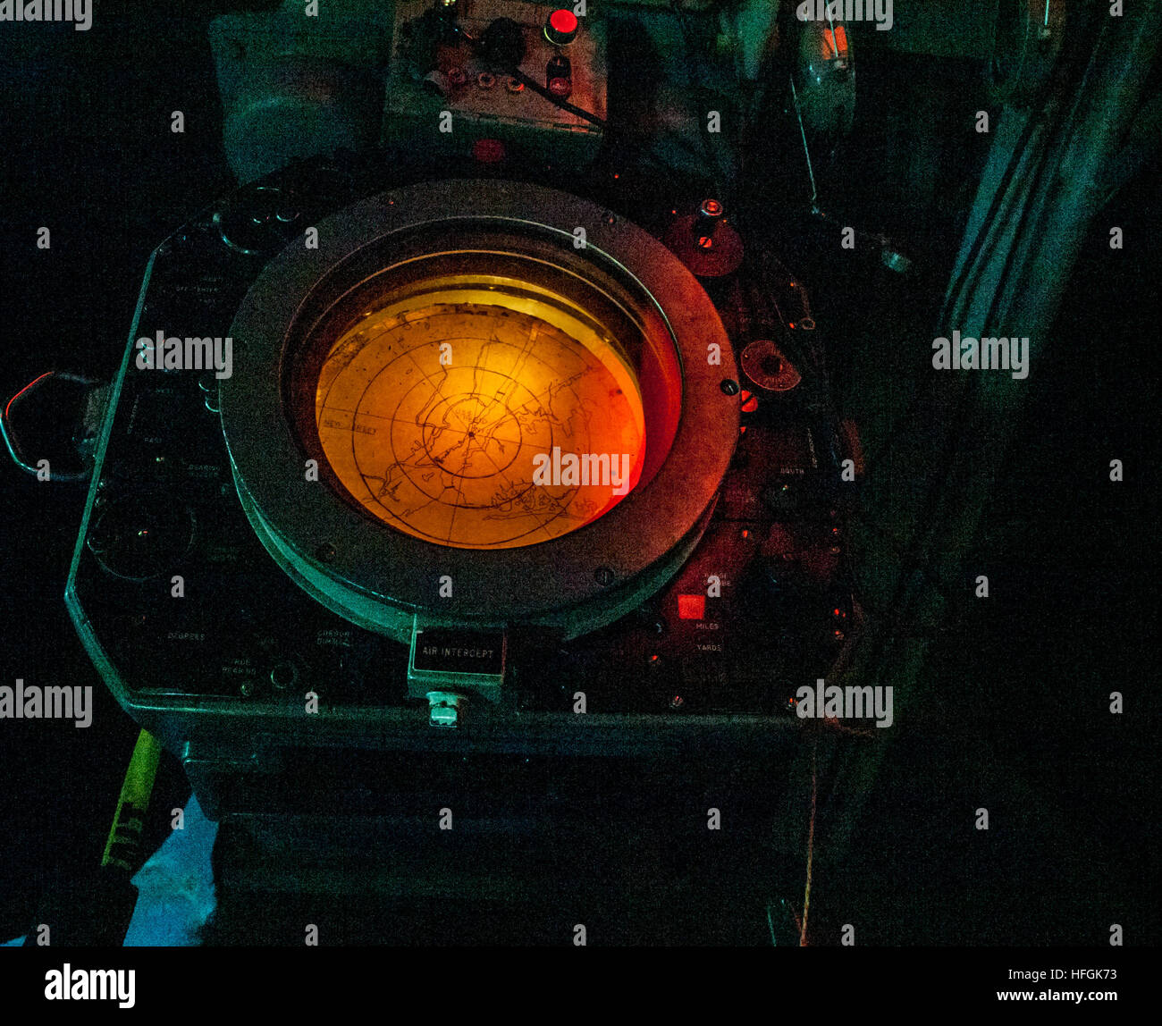 Radarschirm in Orange Licht Stockfoto