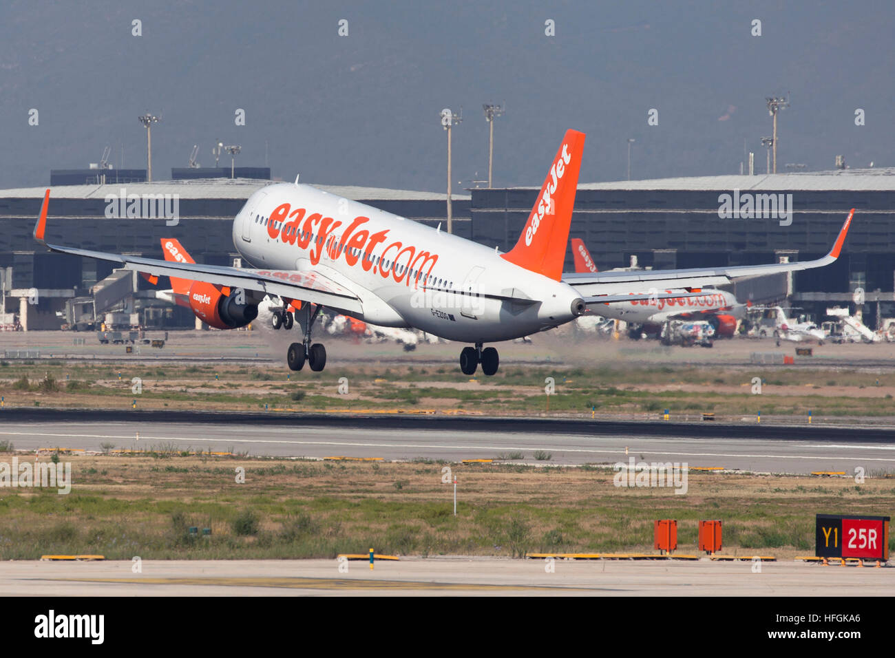EasyJet Airbus A320 landet auf dem Flughafen El Prat in Barcelona, Spanien. Stockfoto