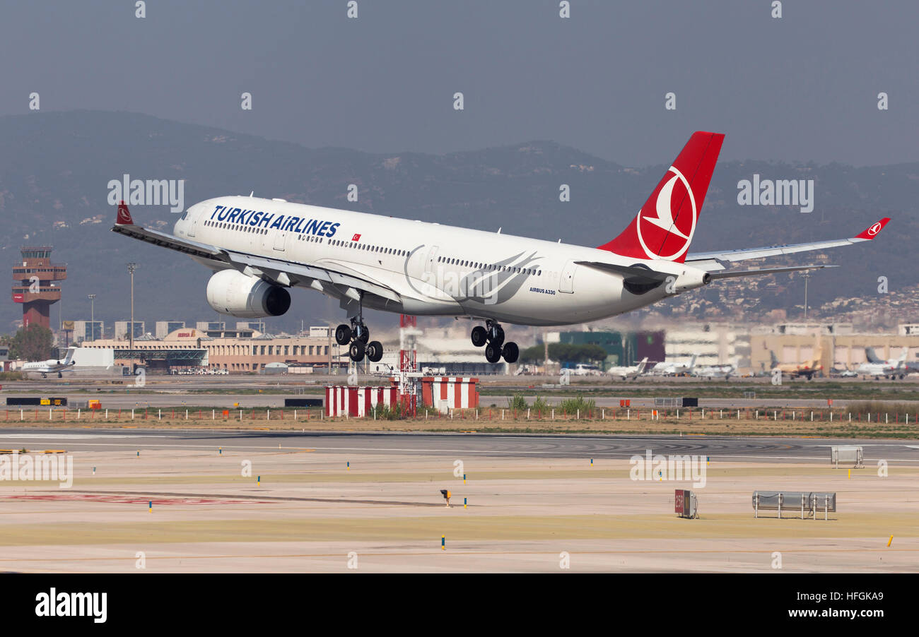 Turkish Airlines Airbus A330-300 landet auf dem Flughafen El Prat in Barcelona, Spanien. Stockfoto