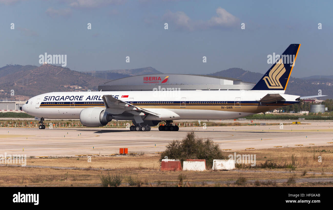 Singapore Airlines Boeing 777-300ER auf Start-und Landebahn vor dem Abheben vom Flughafen El Prat in Barcelona, Spanien. Stockfoto