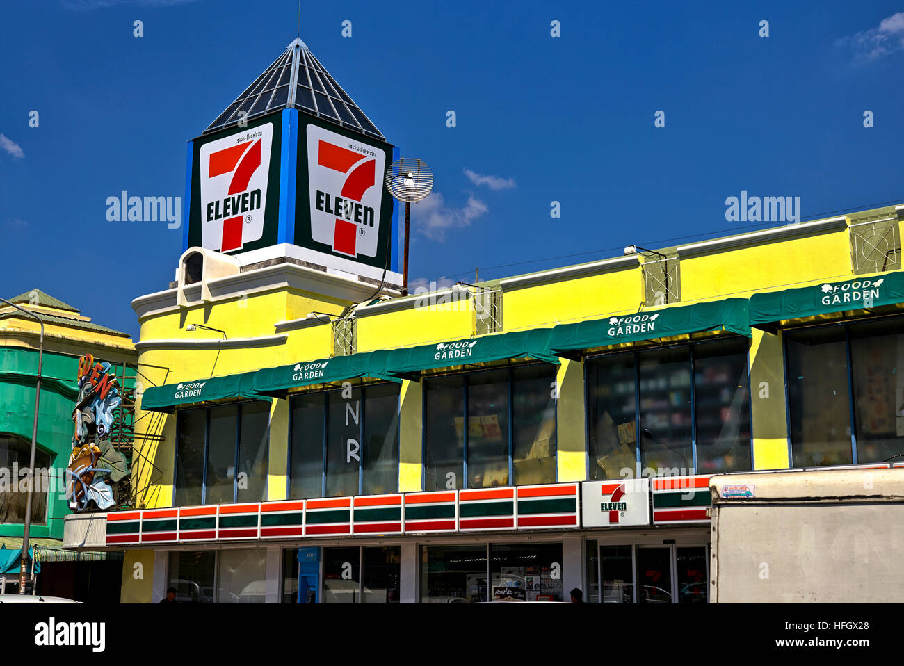 7-11-Laden vor einem tiefblauen Sommerhimmel. Thailand S. E. Asien. Asiatisch 7- 11 Stockfoto