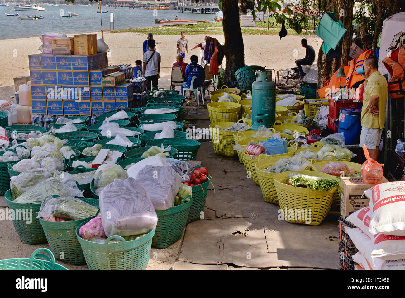 Körbe der Lebensmittelversorgung auf einem thailändischen Strand warten auf Lieferung per Boot. S. E. Asien Thailand Stockfoto
