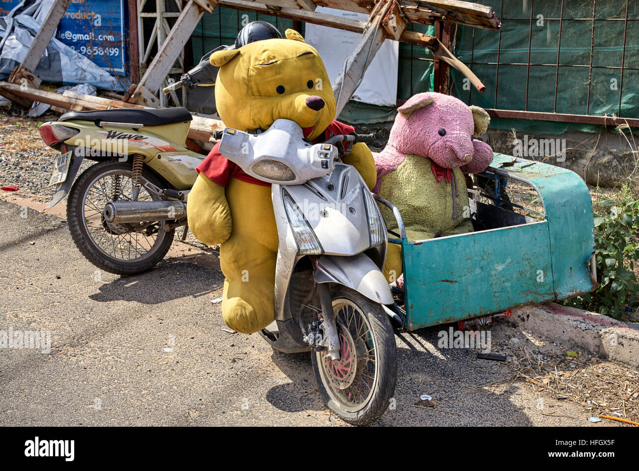 Verlassene und ausrangierte Kindes Stofftiere. S. E. Asien Thailand Stockfoto