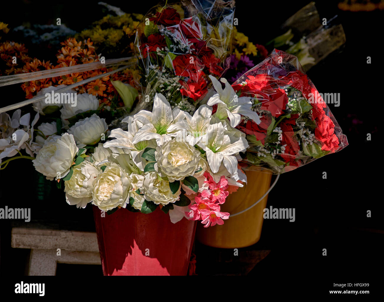Künstliche Blumen zum Verkauf. Thailand S. E. Asien Stockfoto