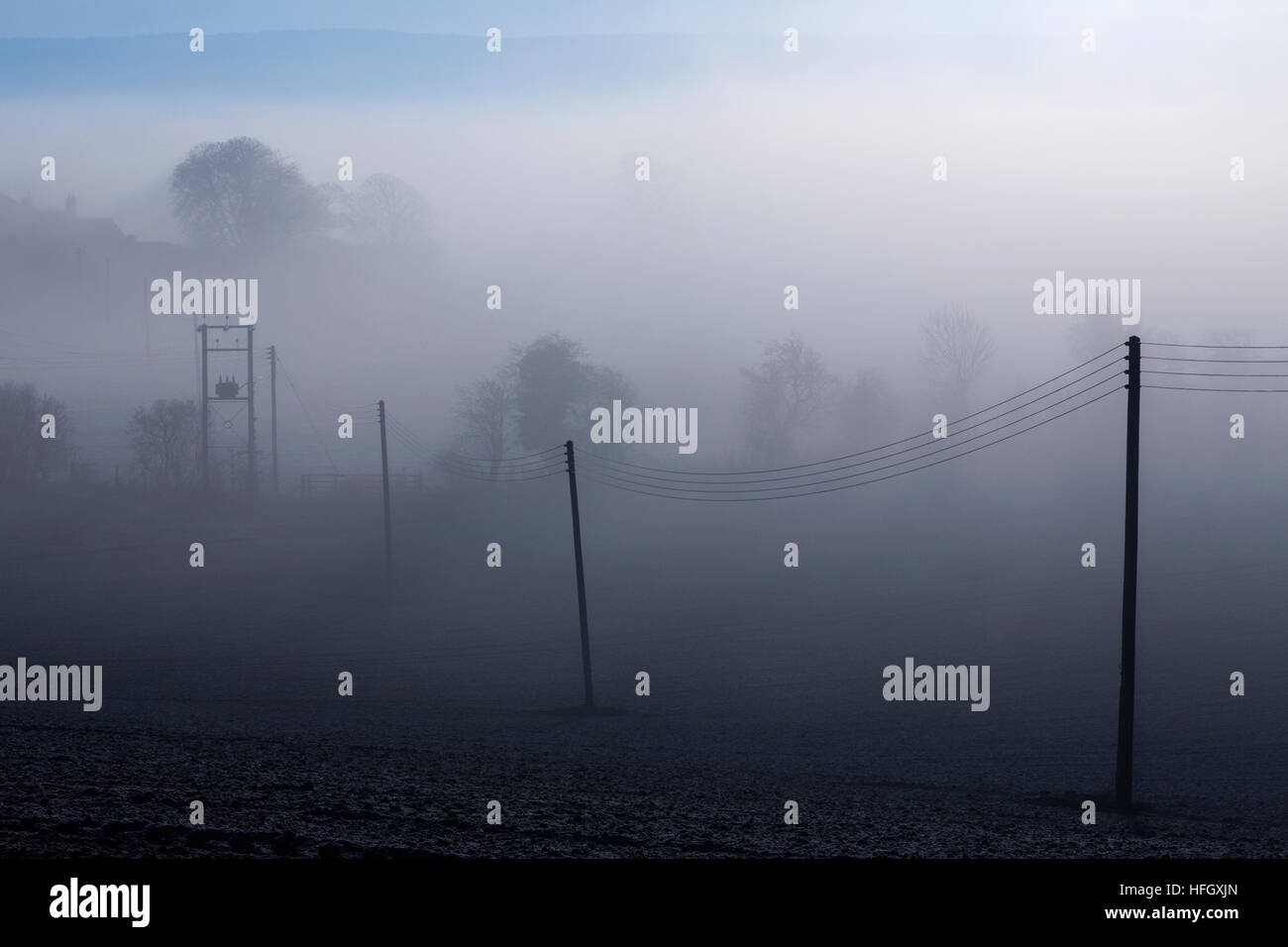 Nebel und niedrige Wolken auf einem eisigen kalten Dezembermorgen in North Yorkshire im Vereinigten Königreich. Stockfoto