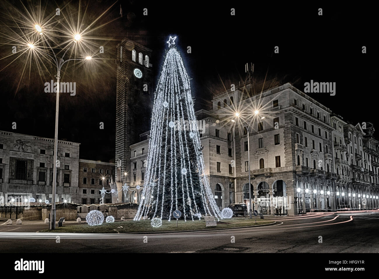 Weihnachtsbaum in der quadratischen Monte Grappa in Varese Stockfoto