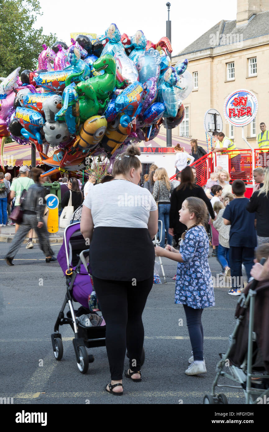 Mutter und Tochter im St Giles Fair, Oxford Stockfoto