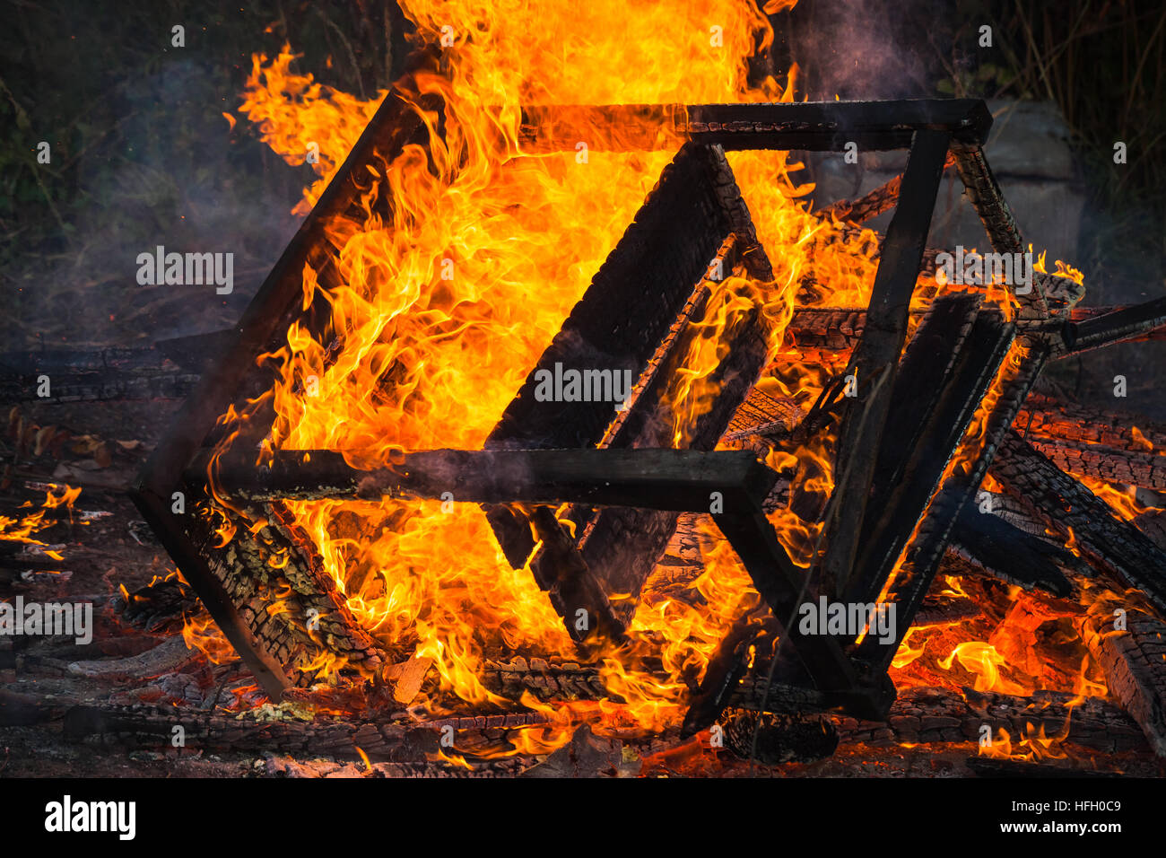 Nahaufnahme Foto von Holzmöbeln in Feuer brennen Stockfoto