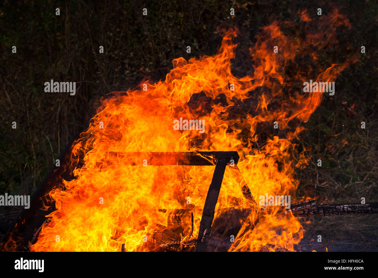 Nahaufnahme Foto der brennenden Möbel in großes Lagerfeuer Stockfoto