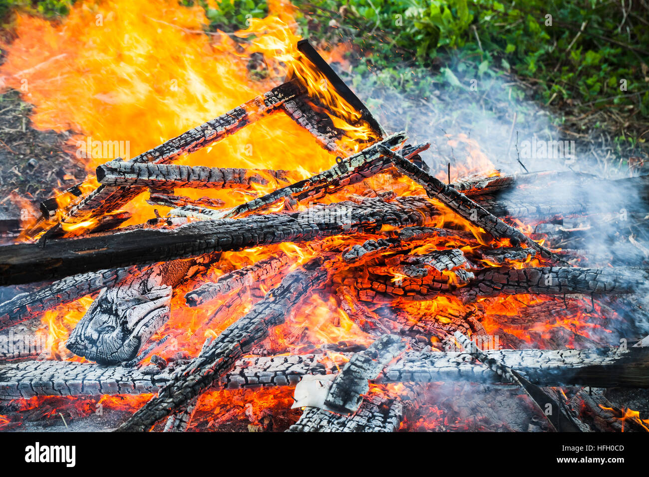 Nahaufnahme Foto von Brennholz in großen Feuer brennen Stockfoto