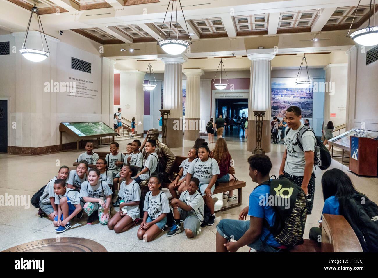 New York City, NY NYC, Manhattan, Upper West Side, American Museum of Natural History, Theodore Roosevelt Rotunda, Statue, sitzend, posiert, Jungen und Gir Stockfoto