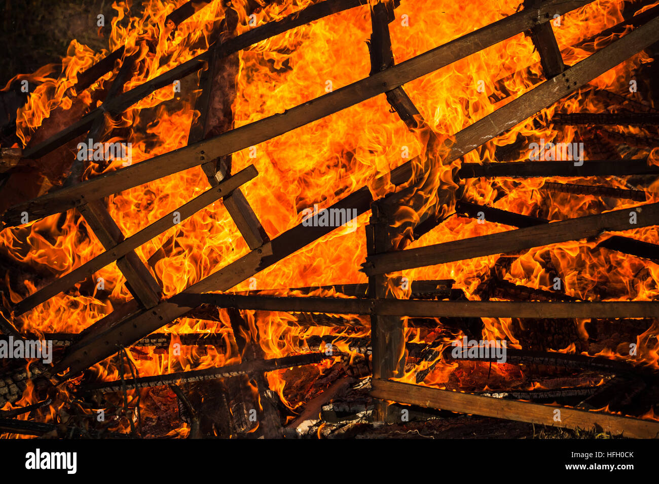 Nahaufnahme Foto von Holzmöbeln in Feuer brennen Stockfoto