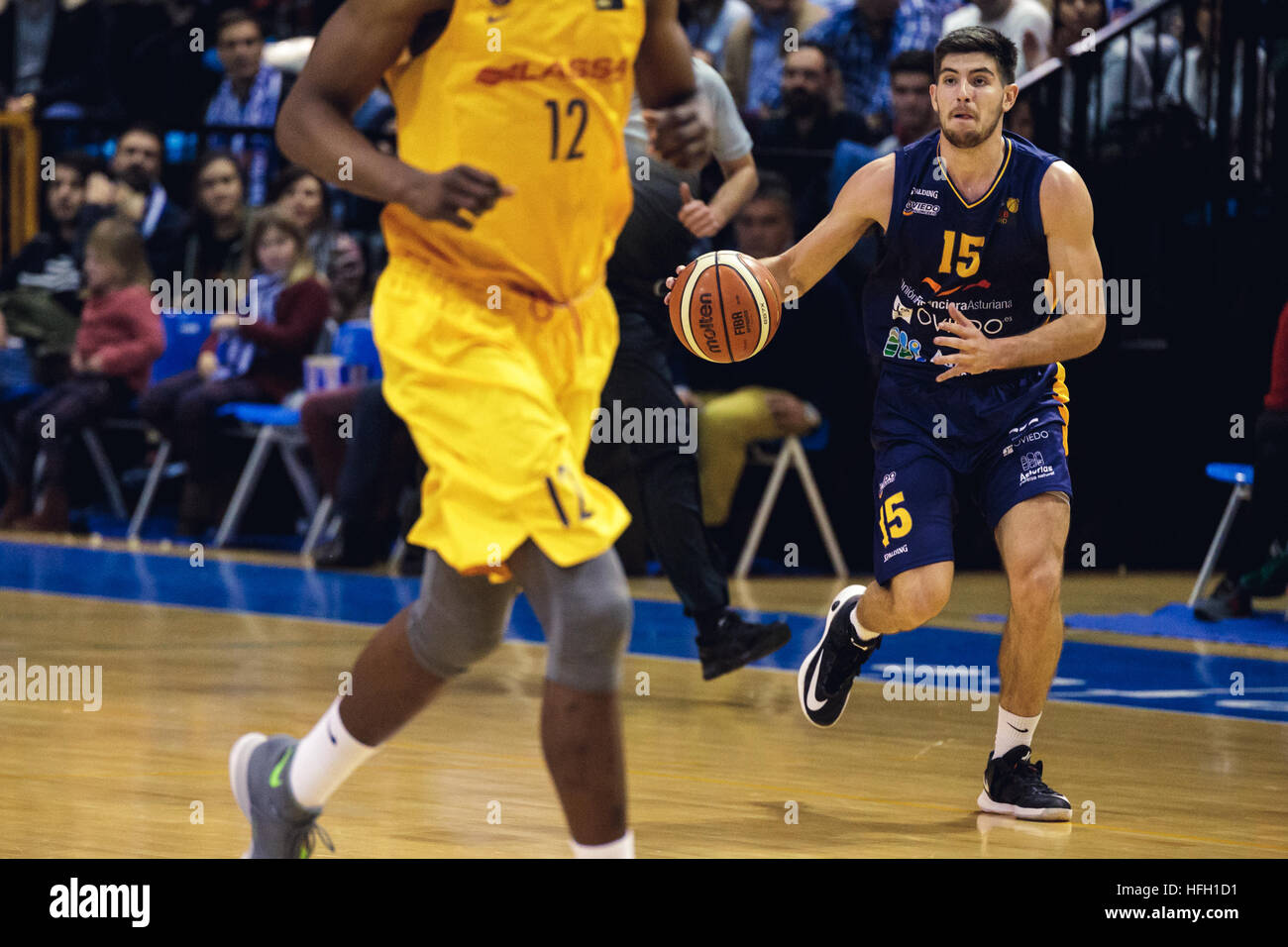 Oviedo, Asturien, Spanien. 30.12.2016. während die LEB Oro match zwischen Oviedo CB V FC Barcelona im Polideportivo Pumarin in Oviedo, Asturien, Spanien. Stockfoto