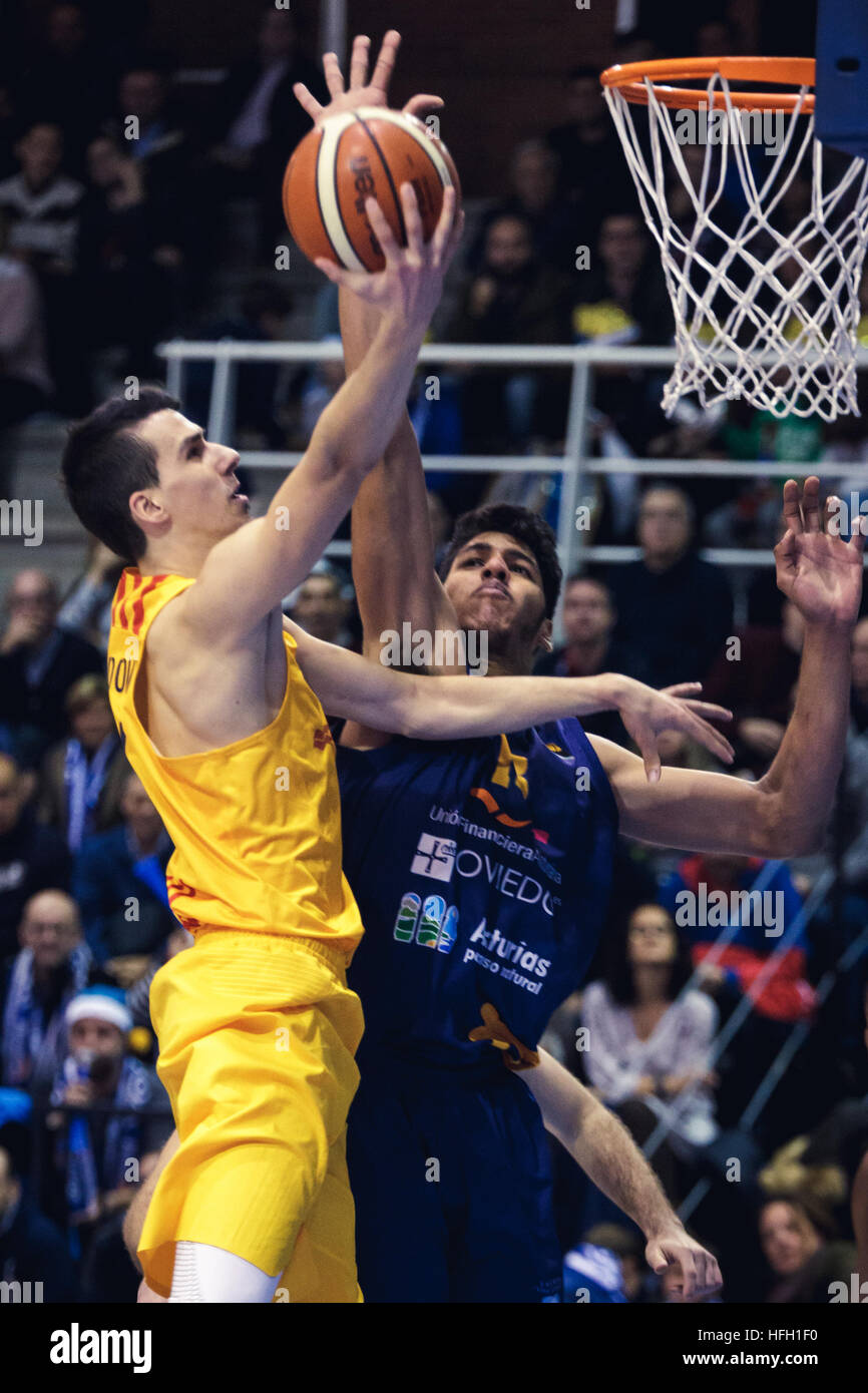 Oviedo, Asturien, Spanien. 30.12.2016. während die LEB Oro match zwischen Oviedo CB V FC Barcelona im Polideportivo Pumarin in Oviedo, Asturien, Spanien. Stockfoto