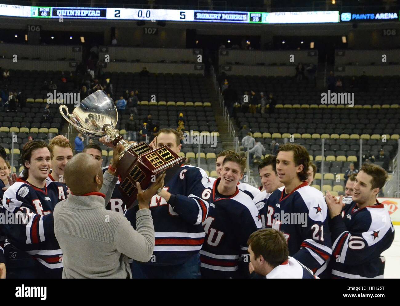 Pittsburgh, USA. 30. Dezember 2016. Robert Morris University PresidentChris Howard feiert mit der Eishockeymannschaft gewannen die drei Flüsse klassische © Chris Hayworth/Alamy Live News Stockfoto