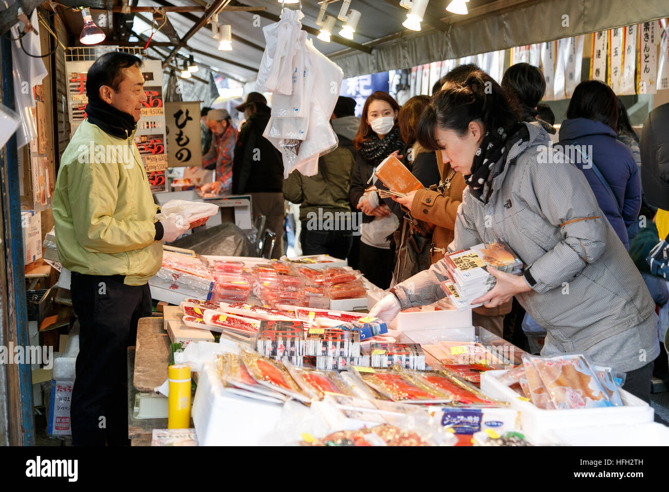 Die Leute kaufen traditionelles Essen (Osechi-Ryori) für die Feiern des neuen Jahres in der Gegend um Tsukiji-Fischmarkt am 31. Dezember 2016, Tokio, Japan. Viele Japaner feiern das neue Jahr durch Schlemmen auf Osechi-Ryori stammt in der Regel in einer speziellen lackierte Box namens Jubako. Die Tradition ist bekannt, dass in der Heian-Zeit begonnen haben. © Rodrigo Reyes Marin/AFLO/Alamy Live-Nachrichten Stockfoto