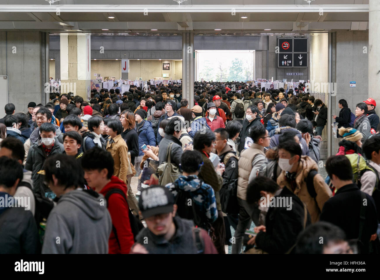 Tokio, Japan. 31. Dezember 2016. Besucher sammeln beim Comic Markt 91 (Comiket) Event in Tokyo Big Sight am 31. Dezember 2016, Tokio, Japan. Manga und Anime-Fans kamen in den frühen Morgenstunden am Eröffnungstag der lange 3-Tages-Veranstaltung. Zweimal jährlich im August und Dezember stattfinden, hat der Comiket Spiel, Manga, Anime und Cosplay Kultur seit seiner Gründung im Jahr 1975 propagiert. © Rodrigo Reyes Marin/AFLO/Alamy Live-Nachrichten Stockfoto