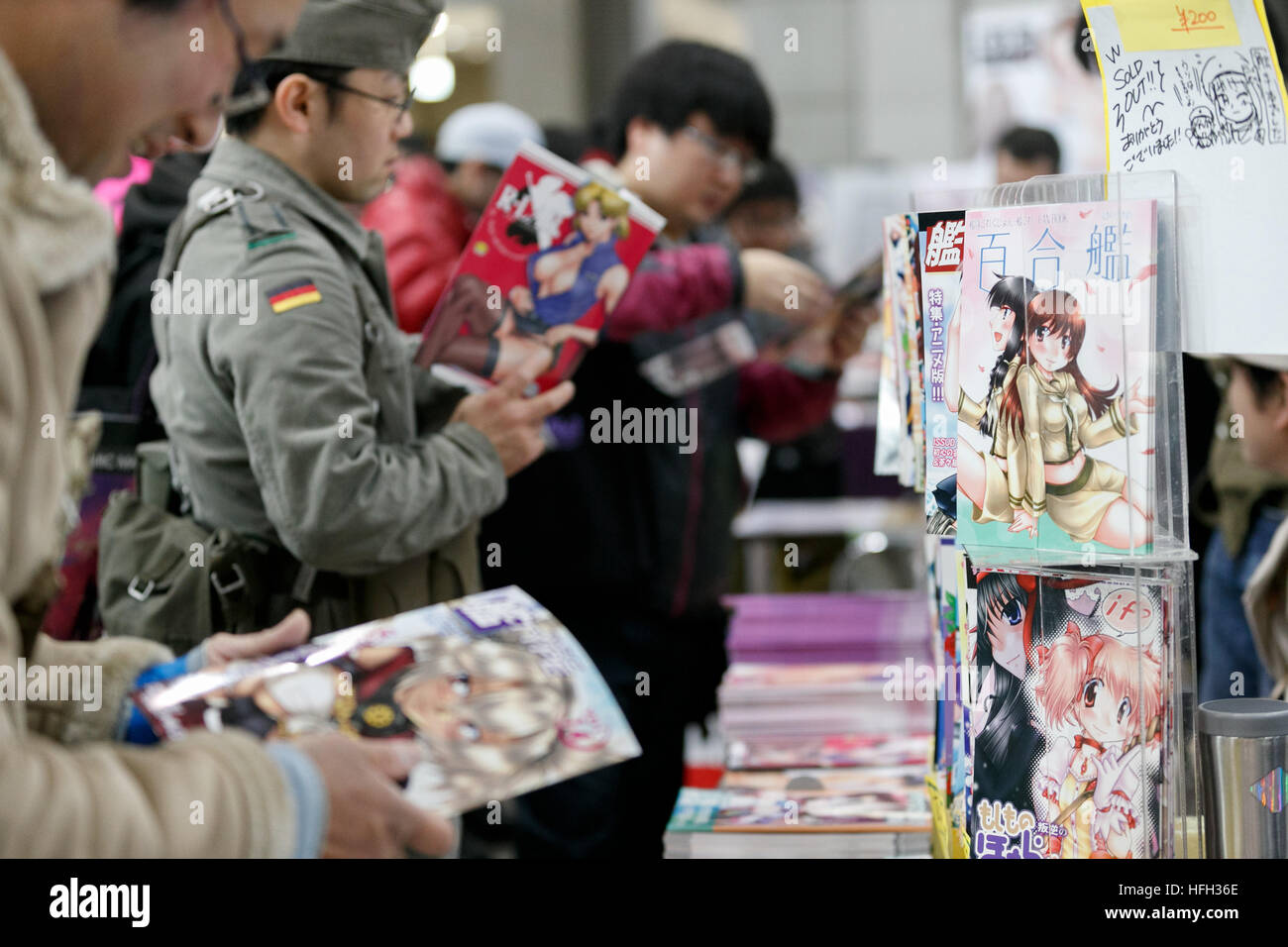 Tokio, Japan. 31. Dezember 2016. Besucher lesen Manga Bücher auf dem Display beim Comic Markt 91 (Comiket) Event in Tokyo Big Sight am 31. Dezember 2016, Tokio, Japan. Manga und Anime-Fans kamen in den frühen Morgenstunden am Eröffnungstag der lange 3-Tages-Veranstaltung. Zweimal jährlich im August und Dezember stattfinden, hat der Comiket Spiel, Manga, Anime und Cosplay Kultur seit seiner Gründung im Jahr 1975 propagiert. © Rodrigo Reyes Marin/AFLO/Alamy Live-Nachrichten Stockfoto