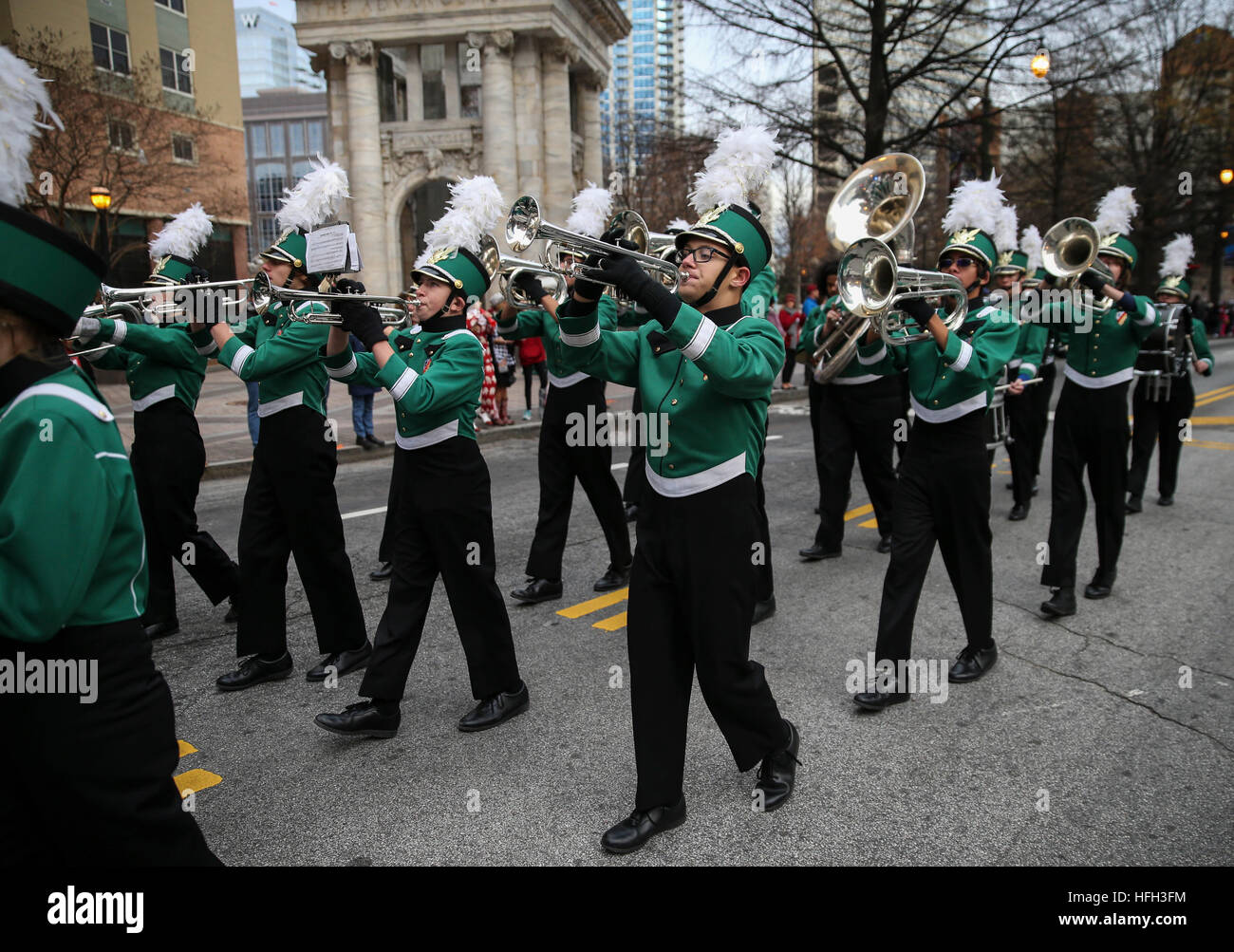 Atlanta, Georgia, USA. 31. Dezember 2016. Die Blaskapelle St. Pete High führt während der Chick-Fil-A Peach Bowl Parade durch die Innenstadt von Atlanta am Samstag. Die Peach Bowl beginnt um 15:00 zwischen der Alabama Crimson Tide und der Washington Huskies. © Monica Herndon/Tampa Bay Times / ZUMA Draht/Alamy Live News Stockfoto