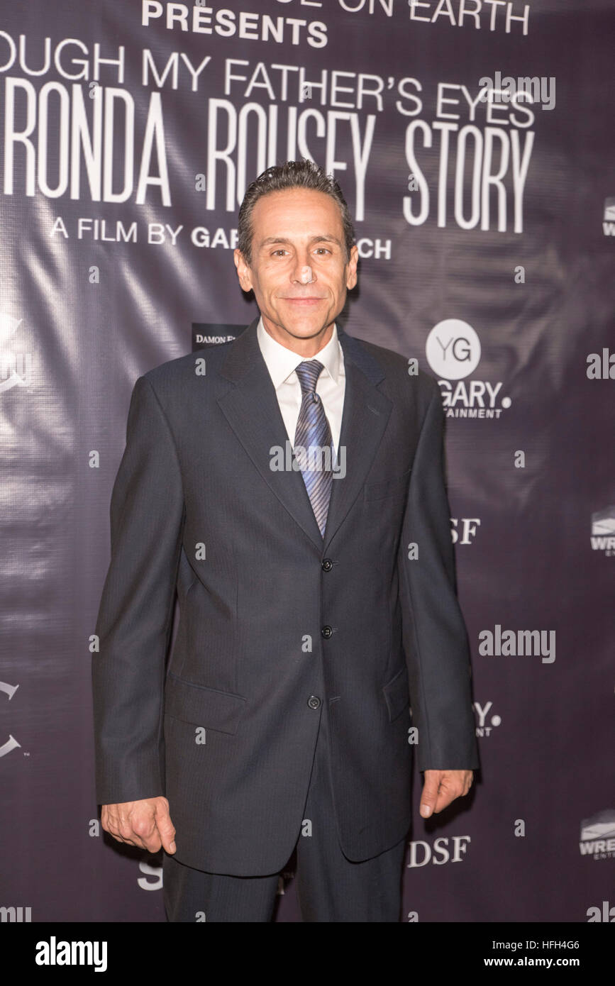 Larry Romano besucht bei The Ronda Rousey Story Filmpremiere 30. Dezember 2016 in Chinesisch Mann Theater, Hollywood, Kalifornien. Stockfoto