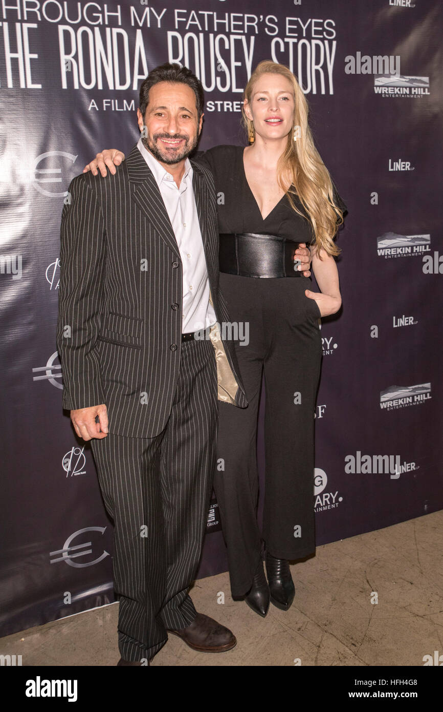 Peter Antico besucht Cyntia Kirschner bei The Ronda Rousey Story Filmpremiere 30. Dezember 2016 in Chinesisch Mann Theater, Hollywood, Kalifornien. Stockfoto