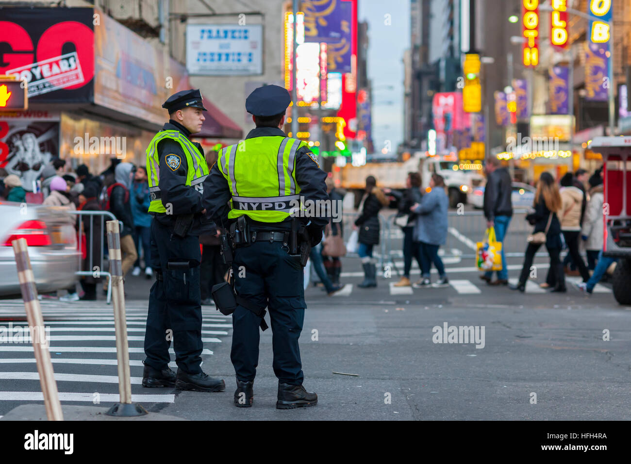 New York, USA. 31. Dezember 2016. Abt. für Hygiene Fahrzeuge mit Sand beladen handeln Linie den Umfang des Times Square in New York auf den Silvesterabend, Samstag, 31. Dezember 2016. In diesem Jahr beschäftigt das NYPD Abt. für Hygiene Fahrzeuge gefüllt mit Sand und Streifenwagen als Barrikaden am Rand des Silvester Feierlichkeiten um einen terroristischen Anschlag per LKW zu verhindern, wie in Nizza, Frances im Juli passiert. (© Richard B. Levine) © Richard Levine/Alamy Live-Nachrichten Stockfoto