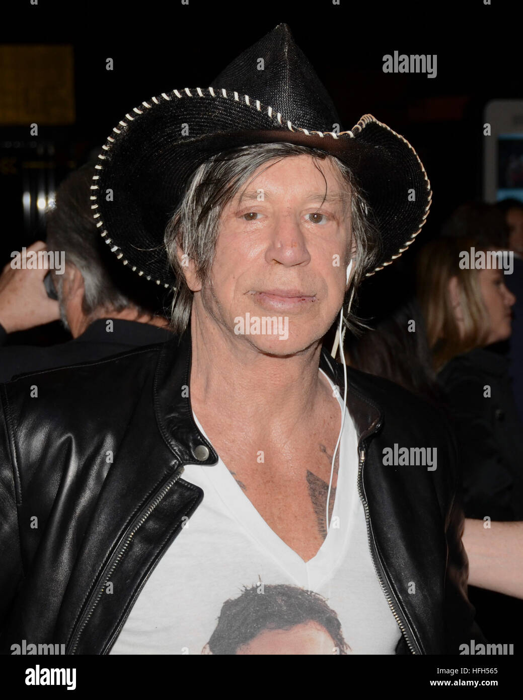 Mickey Rourke besucht das Screening von durch meines Vaters Augen: The Ronda Rousey Story im TCL Chinese Theatre 6 am 30. Dezember 2016 in Hollywood, Kalifornien. Stockfoto