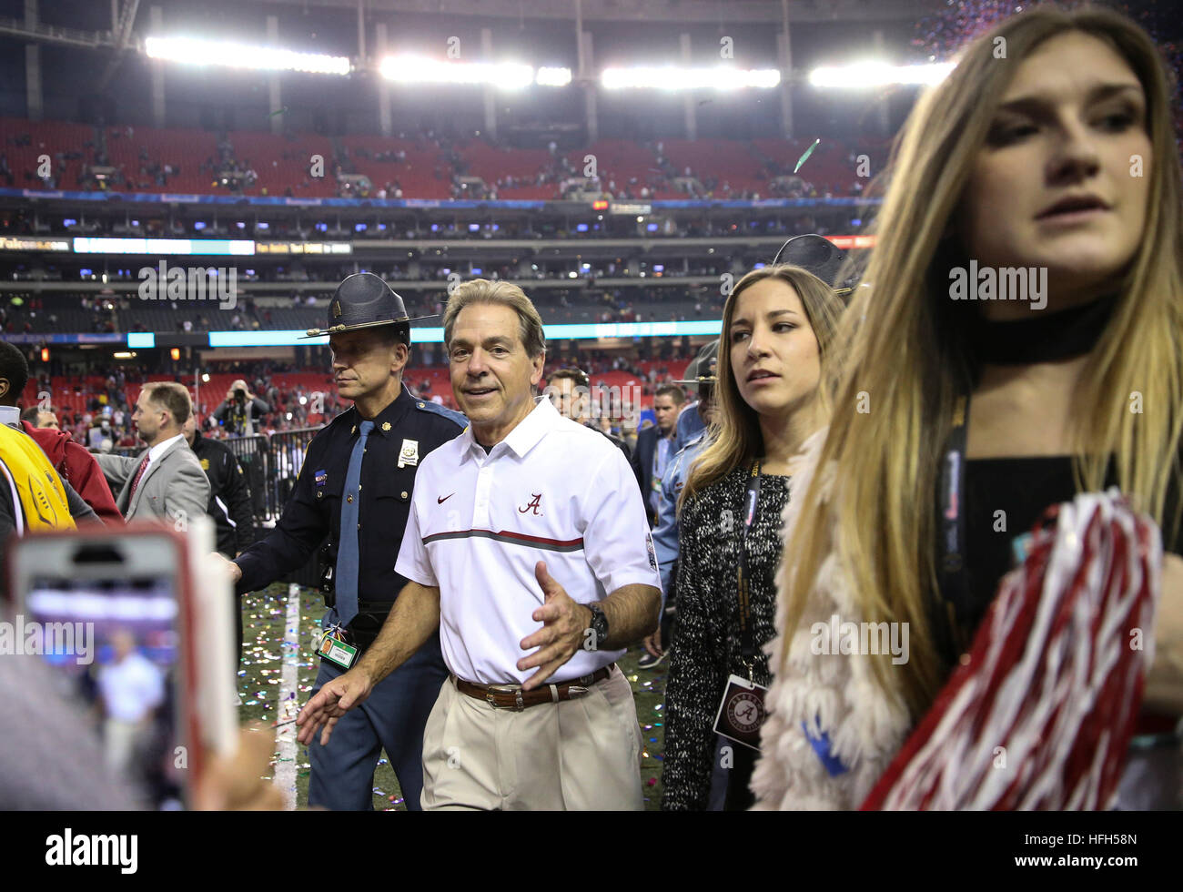 Atlanta, Florida, USA. 31. Dezember 2016. MONICA HERNDON | Times.Alabama Crimson Tide Trainer Nick Saban verlässt das Feld nach dem Küken Fil A Peach Bowl im Georgia Dome in der Innenstadt von Atlanta auf Samstag, 31. Dezember 2016. Alabama besiegte Washington, 24 bis 7. © Monica Herndon/Tampa Bay Times / ZUMA Draht/Alamy Live News Stockfoto