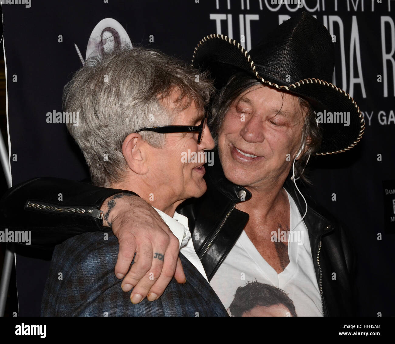 Eric Roberts und Mickey Rourke besucht das Screening von durch meines Vaters Augen: The Ronda Rousey Story im TCL Chinese Theatre 6 am 30. Dezember 2016 in Hollywood, Kalifornien. Stockfoto