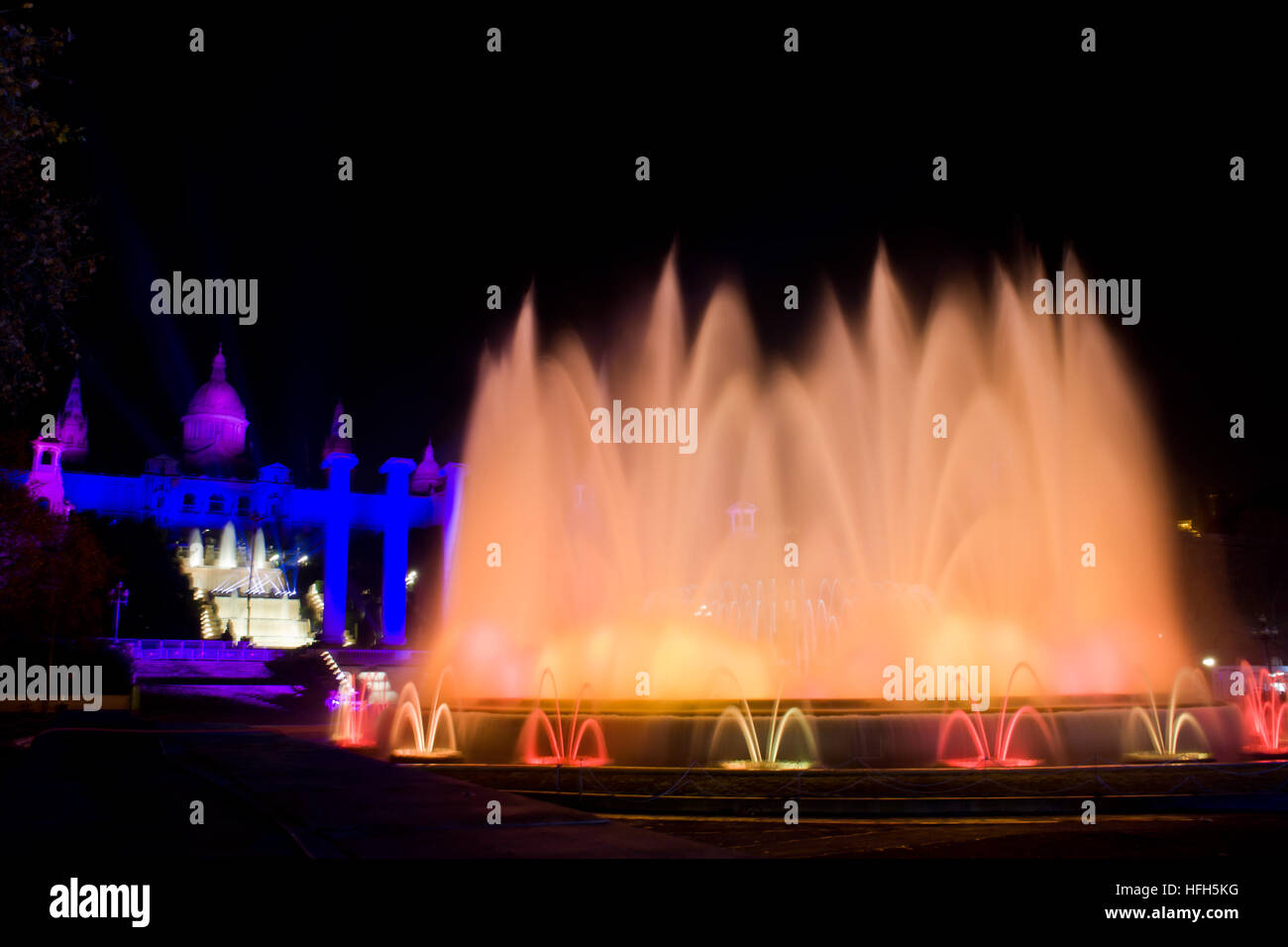 Barcelona, Katalonien, Spanien. 31. Dezember 2016. Montjuic Magic Fountains führen Sie eine Show aus Licht, Wasser und Farbe während Silvester in Barcelona. Bildnachweis: Jordi Boixareu/Alamy Live-Nachrichten Stockfoto