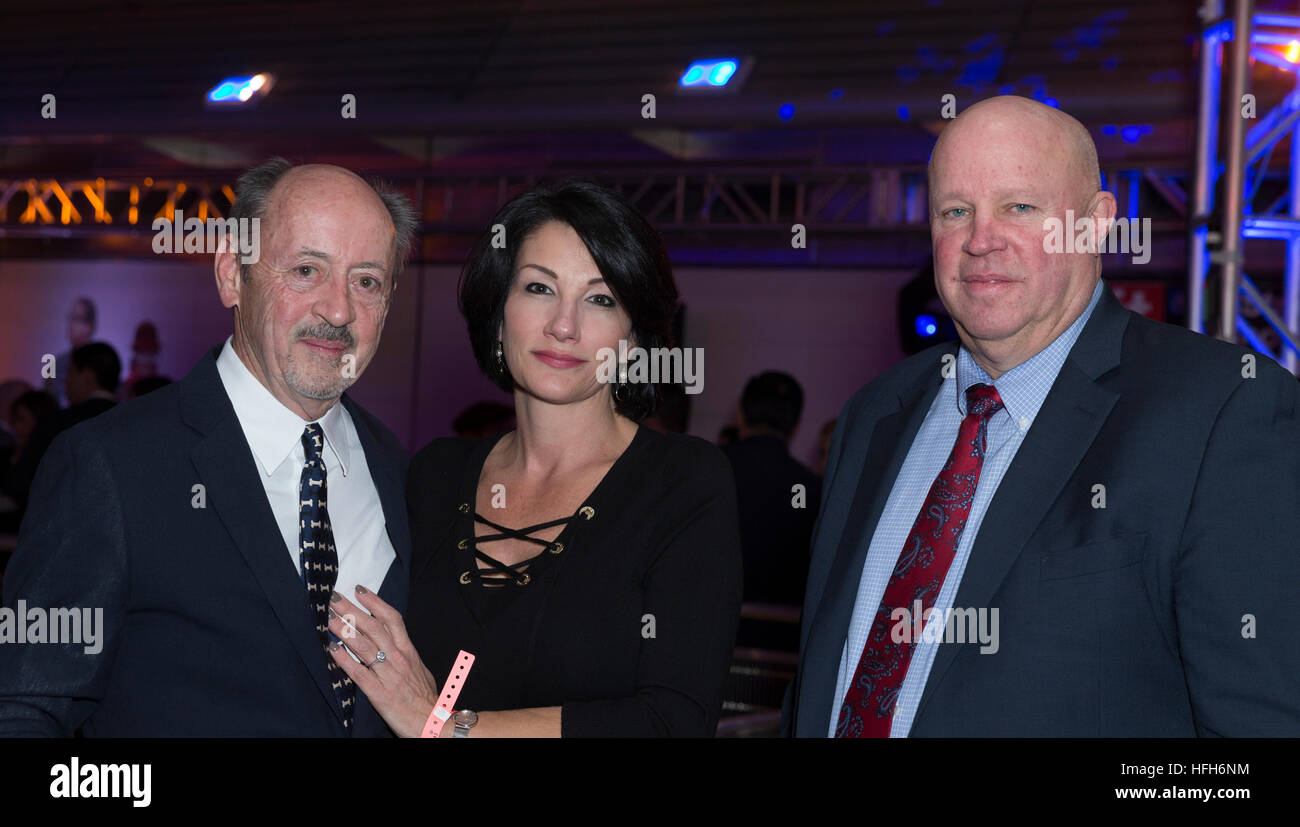 New York, Vereinigte Staaten von Amerika. 1. Januar 2017.  Dichter Billy Collins (L) & Chairman Thomas Prendergast (R) besuchen 2nd Avenue Subway Feier an der 72nd Street Station in Manhattan Credit: Lev Radin/Alamy Live-Nachrichten Stockfoto