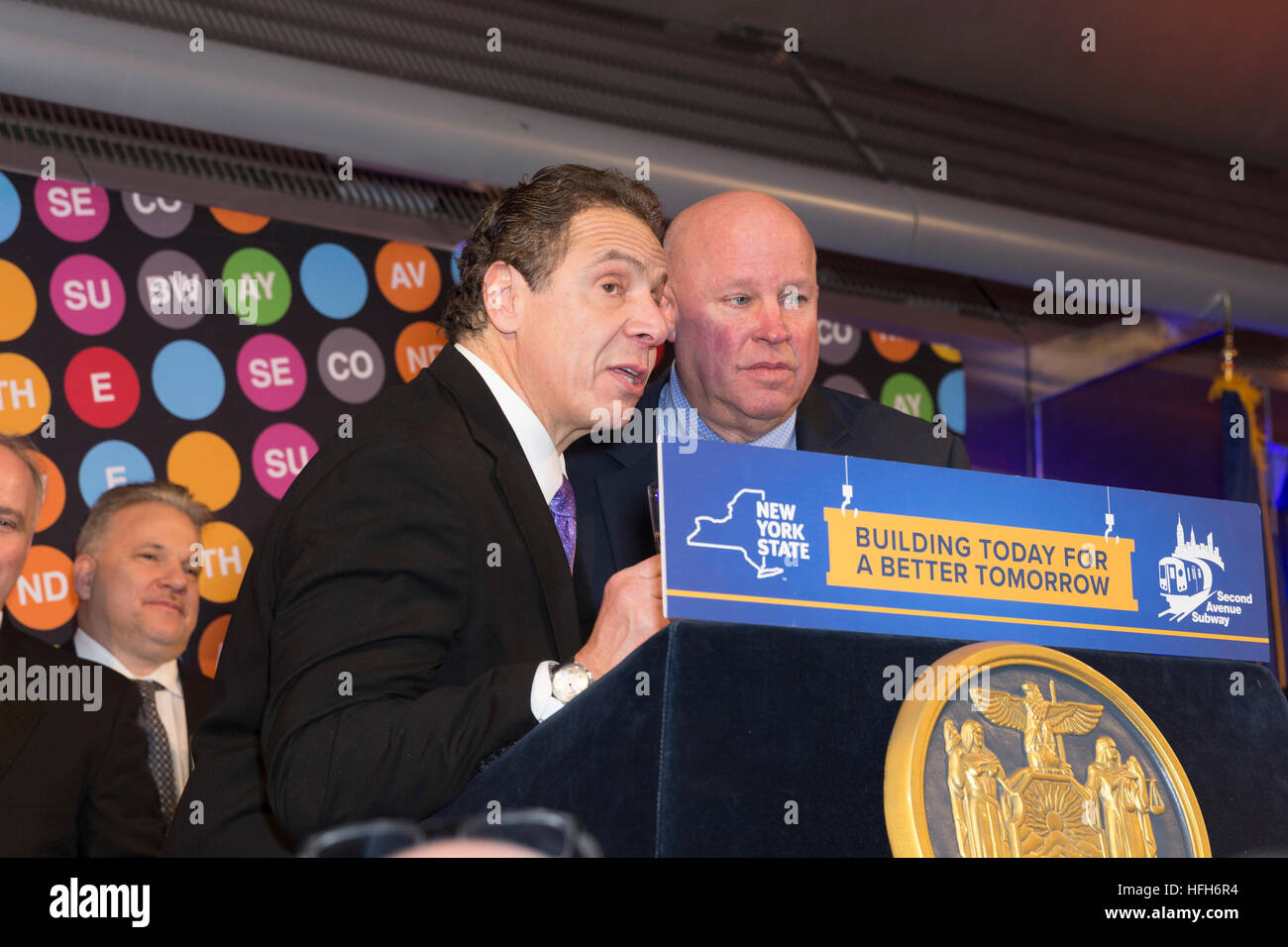 New York, Vereinigte Staaten von Amerika. 1. Januar 2017.  Gouverneur Andrew Cuomo und Vorsitzender Thomas Prendergast ring Neujahr während 2nd Avenue Subway Feier an der 72nd Street Station in Manhattan Credit: Lev Radin/Alamy Live-Nachrichten Stockfoto