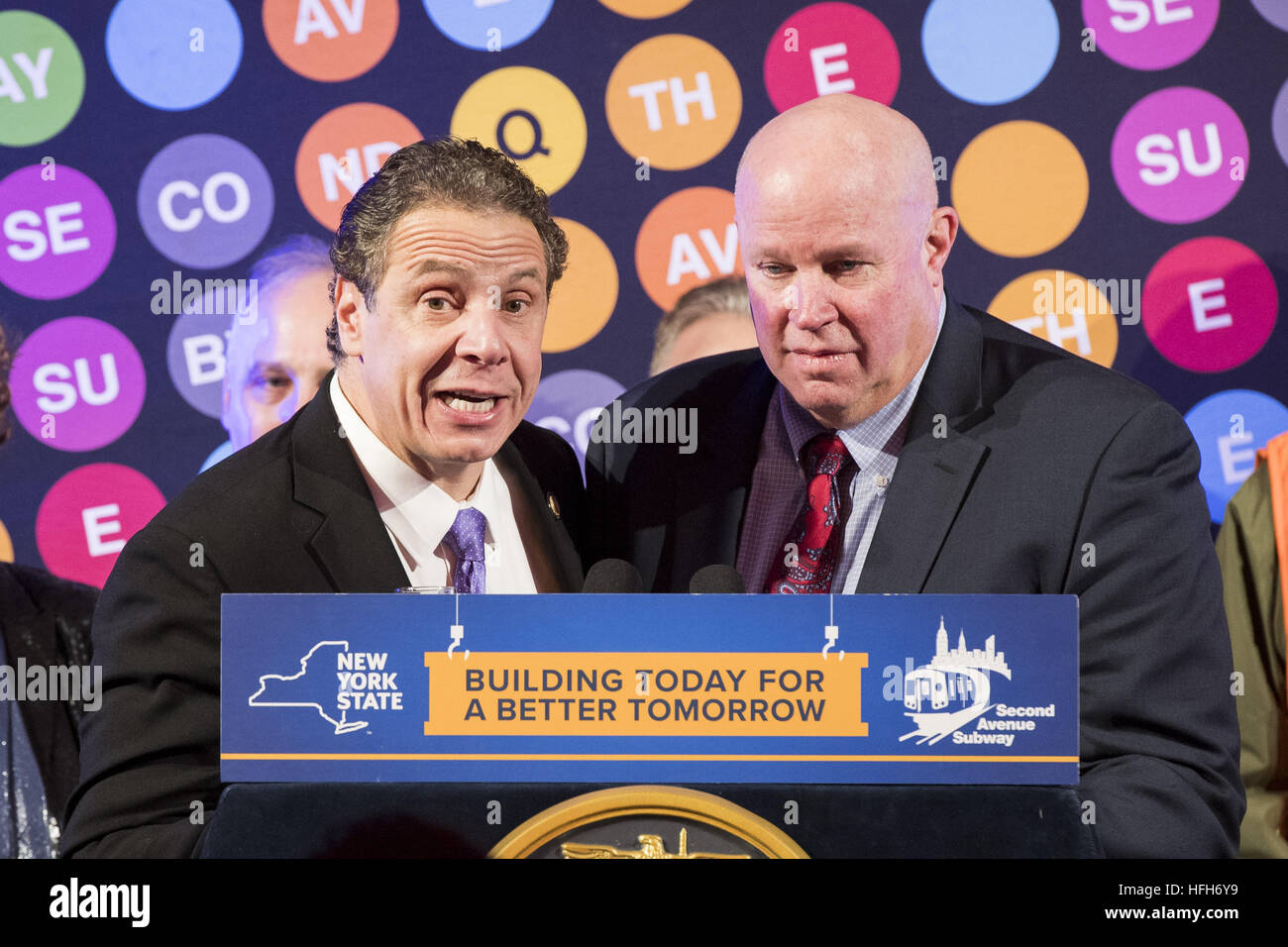 New York, New York, USA. 1. Januar 2017. NEW Yorker Gouverneur ANDREW CUOMO und Metropolitan Transportation Authority Chairman und Chief Executive Officer THOMAS PRENDERGAST Toasten im neuen Jahr an der 72nd Street u-Bahn station bei der offiziellen New York Citys zweite Avenue Subway auf Silvester, 31. Dezember 2016. © Michael Brochstein/ZUMA Draht/Alamy Live-Nachrichten Stockfoto