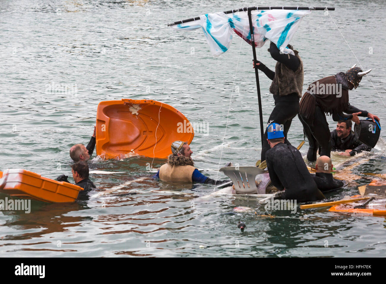 Poole, Dorset, Großbritannien. 1 Jan, 2017. Hunderte an und drehen Sie die neue Jahre Tag Badewanne Rennen zu beobachten. Eine Vielzahl von ungewöhnlichen Handwerk, um das Wasser zu rennen, Spaß Werfen von Eiern und Mehl, brennen Wasserwerfer und Kentern konkurrierenden Handwerk. Wikinger versinken! © Carolyn Jenkins/Alamy leben Nachrichten Stockfoto