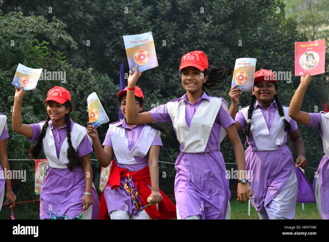 Bangladeshi Schülerinnen und Schüler steigen Lehrbuch Lehrbuch Festival tagsüber in Dhaka, Bangladesch. Am 1. Januar 2017 ist "Lehrbuch Festival Tag 2017" landesweit am Sonntag gefeiert markieren die Verteilung neuer Schulbücher zu den Studenten der Schulen und Koranschulen. Über vier crore Schüler der Grund- und weiterführenden Schulen im ganzen Land bekommen ihre neue Lehrbücher am ersten Tag 2017 frischer Schüler der Grund- und Sekundarstufe platzen in Freude mit den neuen Büchern in den ersten Tag des neuen Jahres. Das Bildungsministerium und das Ministerium für Primar-und Masse anschließen Stockfoto