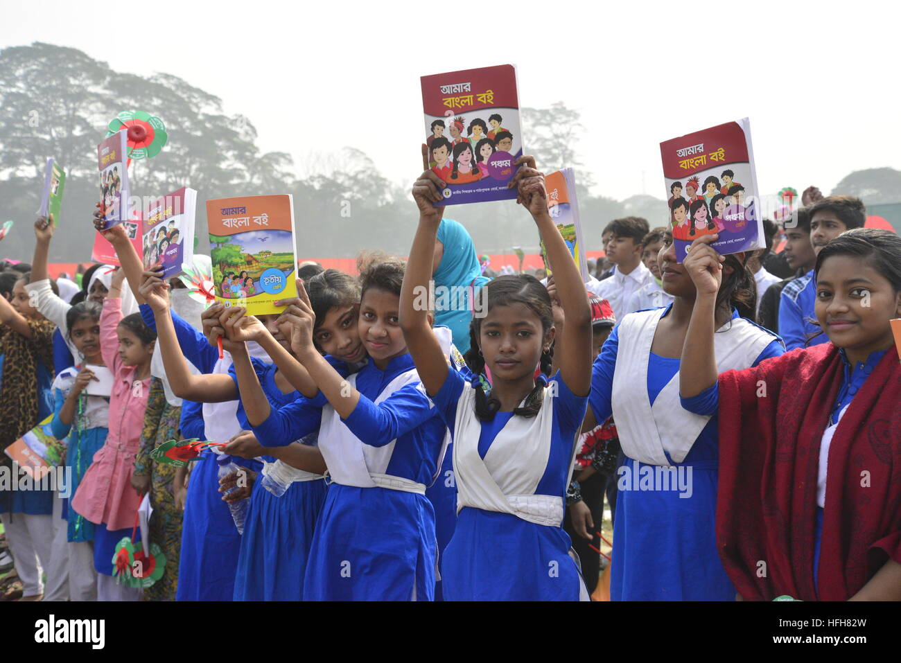 Bangladeshi Schülerinnen und Schüler steigen Lehrbuch Lehrbuch Festival tagsüber in Dhaka, Bangladesch. Am 1. Januar 2017 ist "Lehrbuch Festival Tag 2017" landesweit am Sonntag gefeiert markieren die Verteilung neuer Schulbücher zu den Studenten der Schulen und Koranschulen. Über vier crore Schüler der Grund- und weiterführenden Schulen im ganzen Land bekommen ihre neue Lehrbücher am ersten Tag 2017 frischer Schüler der Grund- und Sekundarstufe platzen in Freude mit den neuen Büchern in den ersten Tag des neuen Jahres. Das Bildungsministerium und das Ministerium für Primar-und Masse anschließen Stockfoto