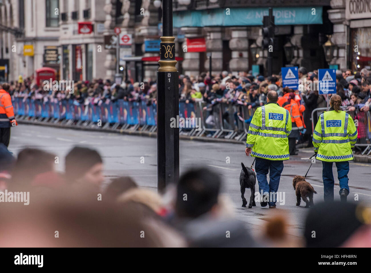 London, UK. 1. Januar 2017.  Sicherheit war unauffällig mit Spürhunden auf Patrouille und Seite Straßen blockiert durch Polizeiwagen - The New Years Day-Parade verläuft durch zentrale Form in London Piccadilly nach Whitehall. 1. Januar 2017 London © Guy Bell/Alamy Live-Nachrichten Stockfoto